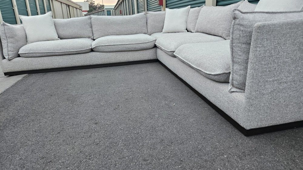 FREE DELIVERY!!! Mofit "Auster" 3pc Sectional Couch ($3.4K Retail