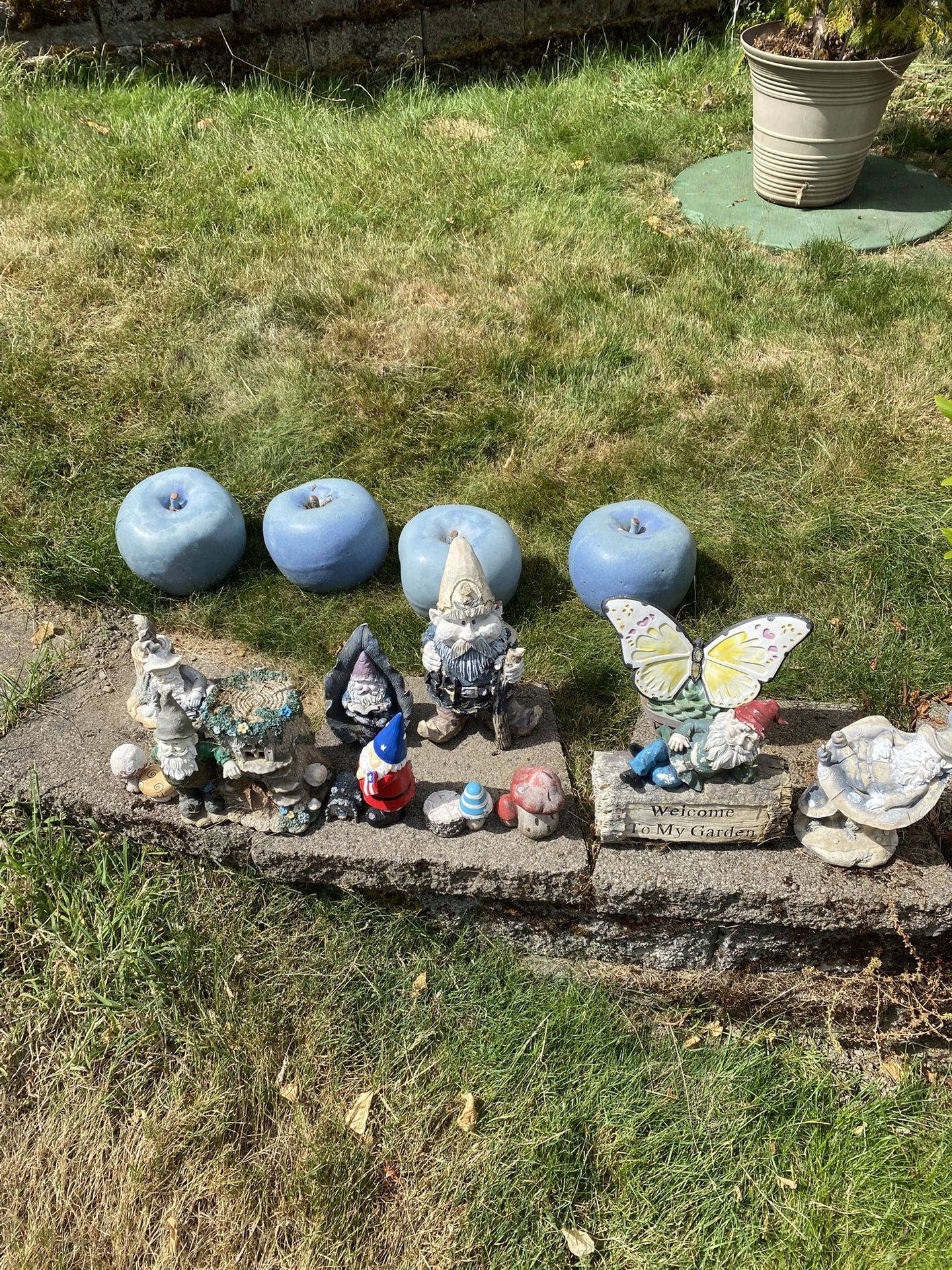 Garden Gnomes & Decor