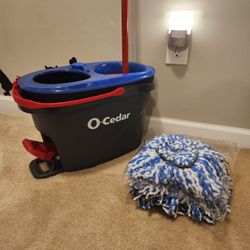 O-Cedar Mop System + 3 Resuable  Mop Pads 