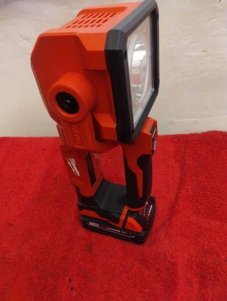 M18 Milwaukee Ligth Con Batería $130