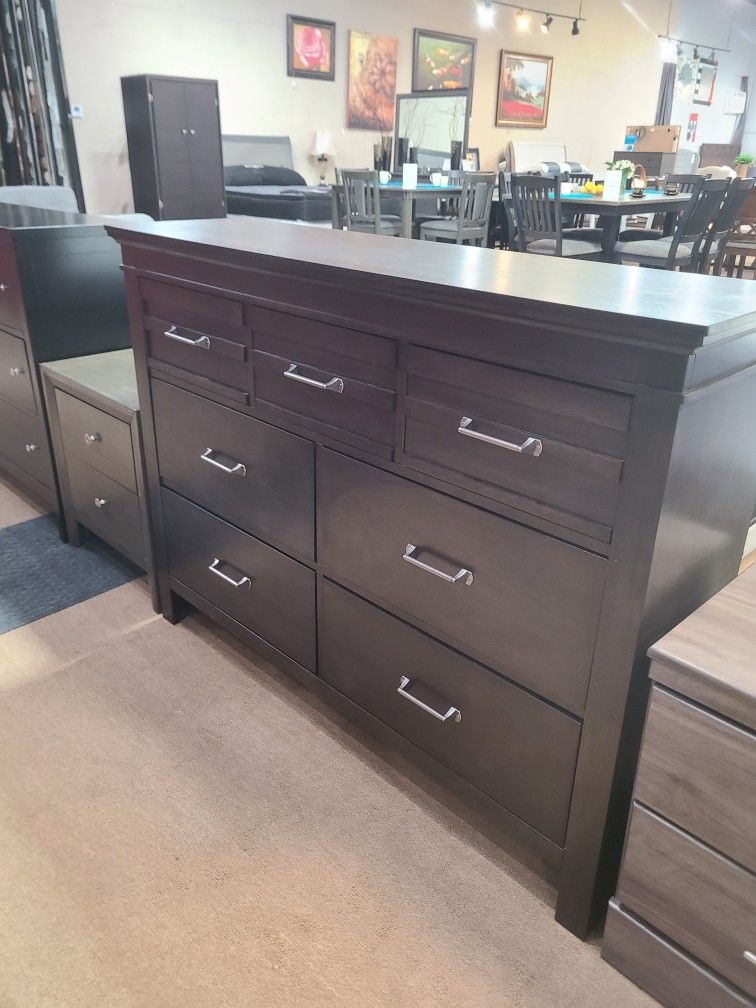 7 Drawer Dresser... Fully Assembled... Open 7days Of The Week 7 Drawer Dresser... Fully Assembled... Open 7days Of The Week
