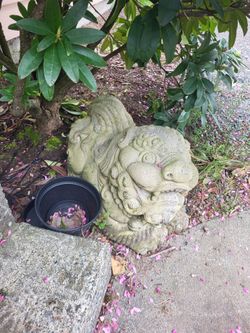 Chinese lion statue lawn decoration