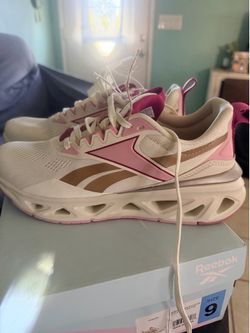 New women’s Reebok size 9 tennis