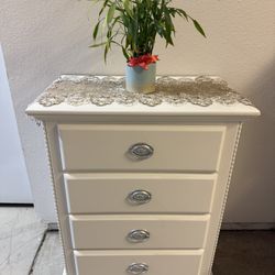 Tall dresser, with 4 drawers