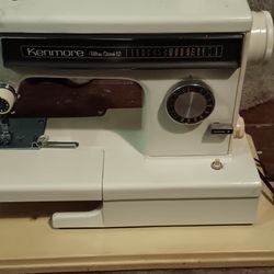 Kenmore Ultra Stitch 12 sewing Machine with case 