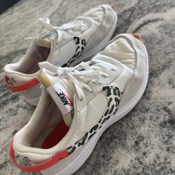 Womens Nike Shoes Size - 8