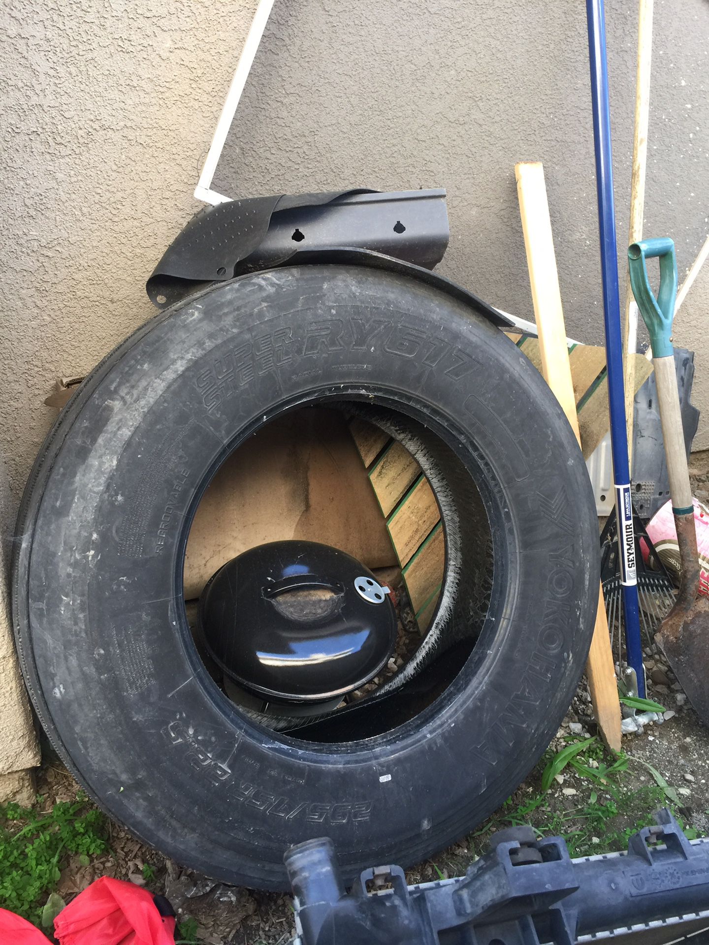 295/75 R22.5 tire