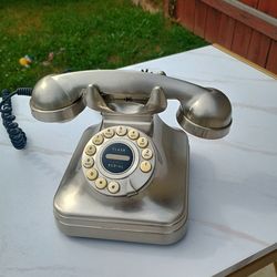 Vintage style telephone