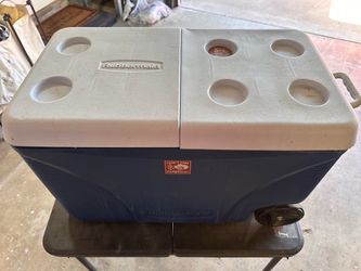 Large Rubbermaid wheeled cooler in good used condition