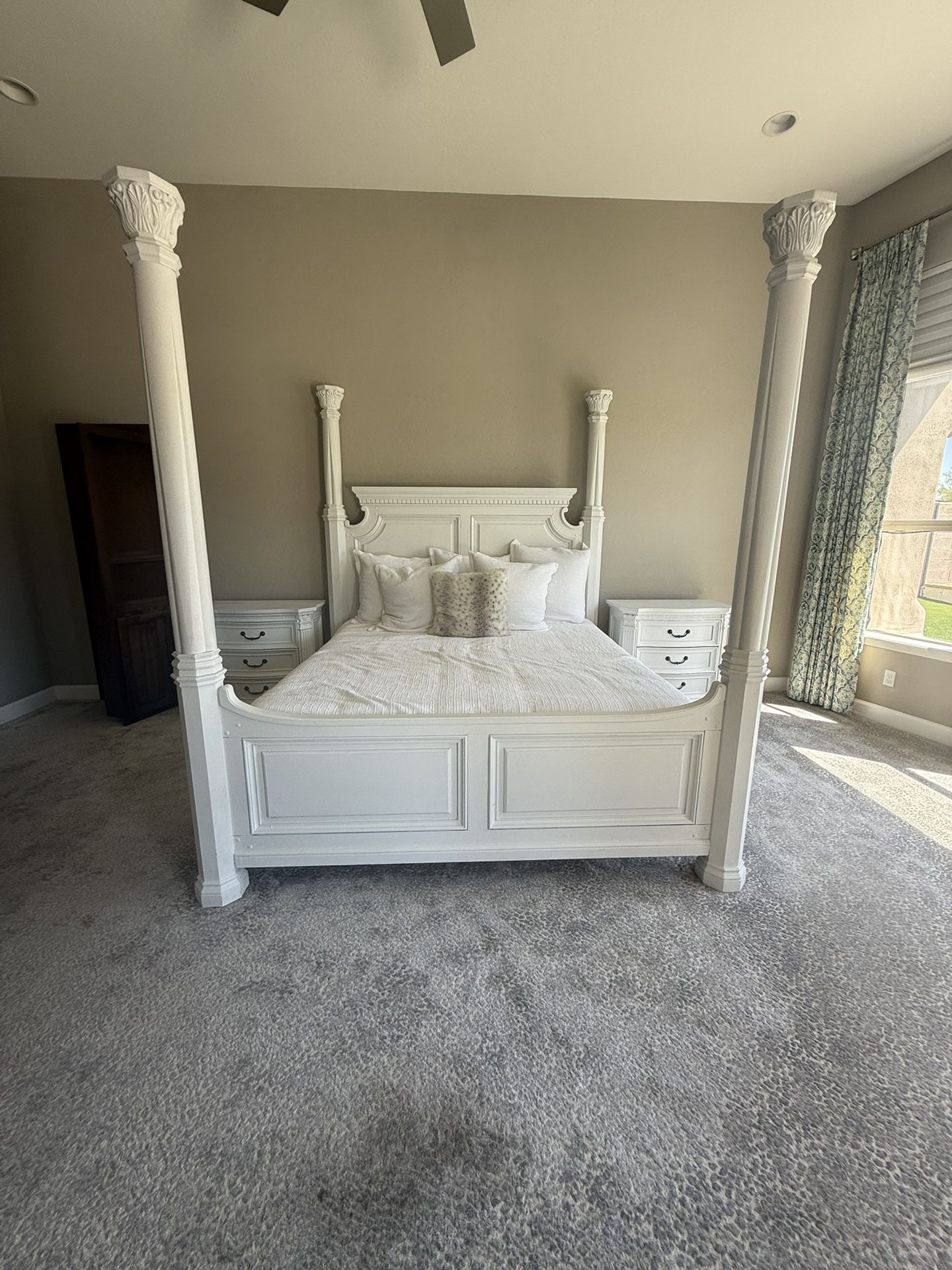 White King 4 Poster Bedroom Set