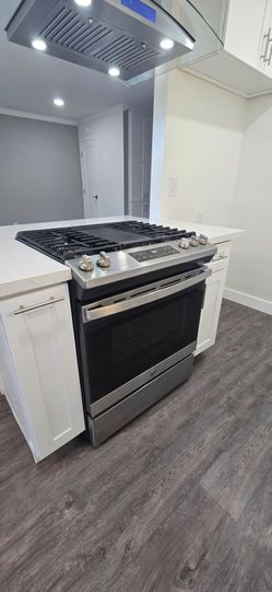 GE® 30" Slide-In Front Control Gas Range
