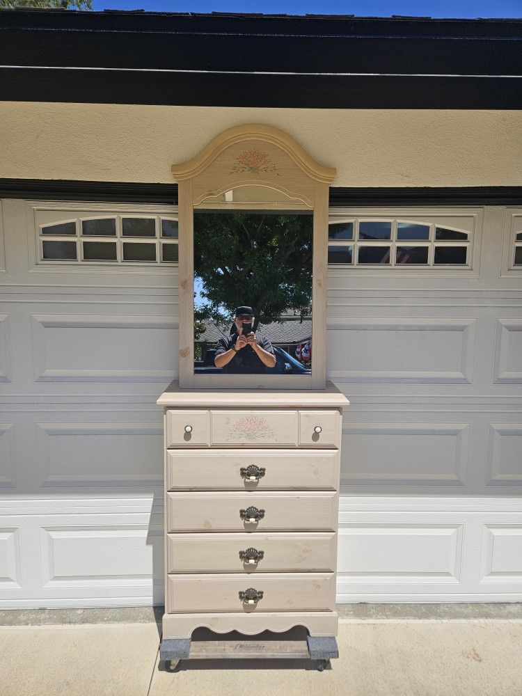 Like New Five Drawer Dresser w/ Mirror