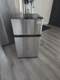 COMPACT REFRIGERATOR 3.2 CUBIC FEET