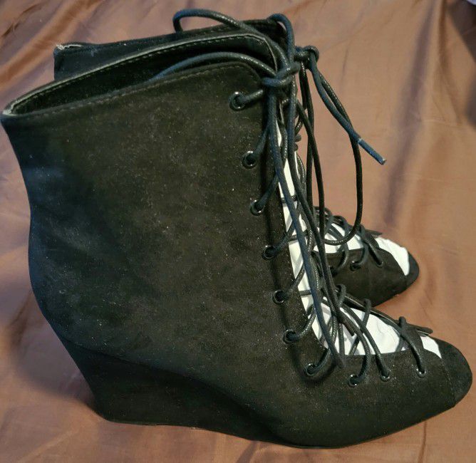 QUPID SIZE 10 LACE UP WEDGE BOOTIES IN BLACK 