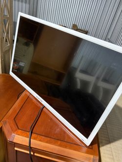 3 TVs monitors bundle