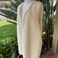 Women’s White Grooved Faux Fur Vest