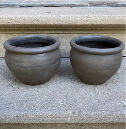 2 concrete planter pots