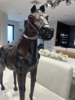Es un vintage leather handmade horse