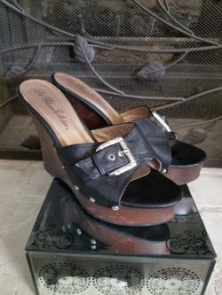 SZ 9Like New Leather Wedge Sandal