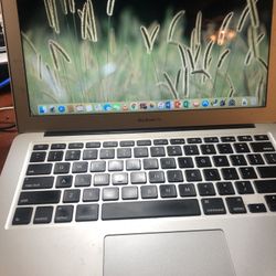 Apple MacBook Air 2017 Laptop 13”