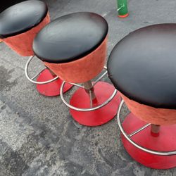 3 Adjustable Bar Stools From 24-29”/ 3 Ajustable Bancos De Barra Sube De 24-29/$45 Each / 45 Cada Uno 