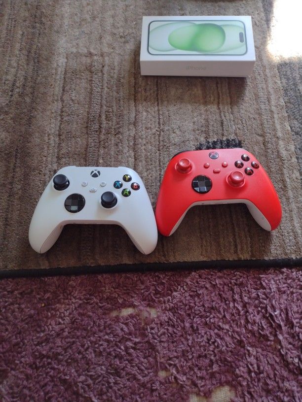 2 Xbox Series S/X Controllers
