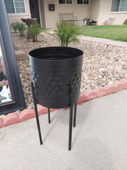 Black Metal planter 18 in tall new $5.00