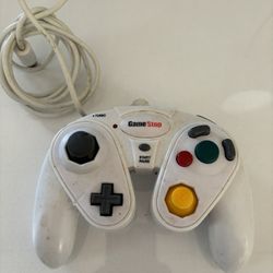 GameStop Chameleon Controller M1BB236 for Nintendo Wii and GameCube 