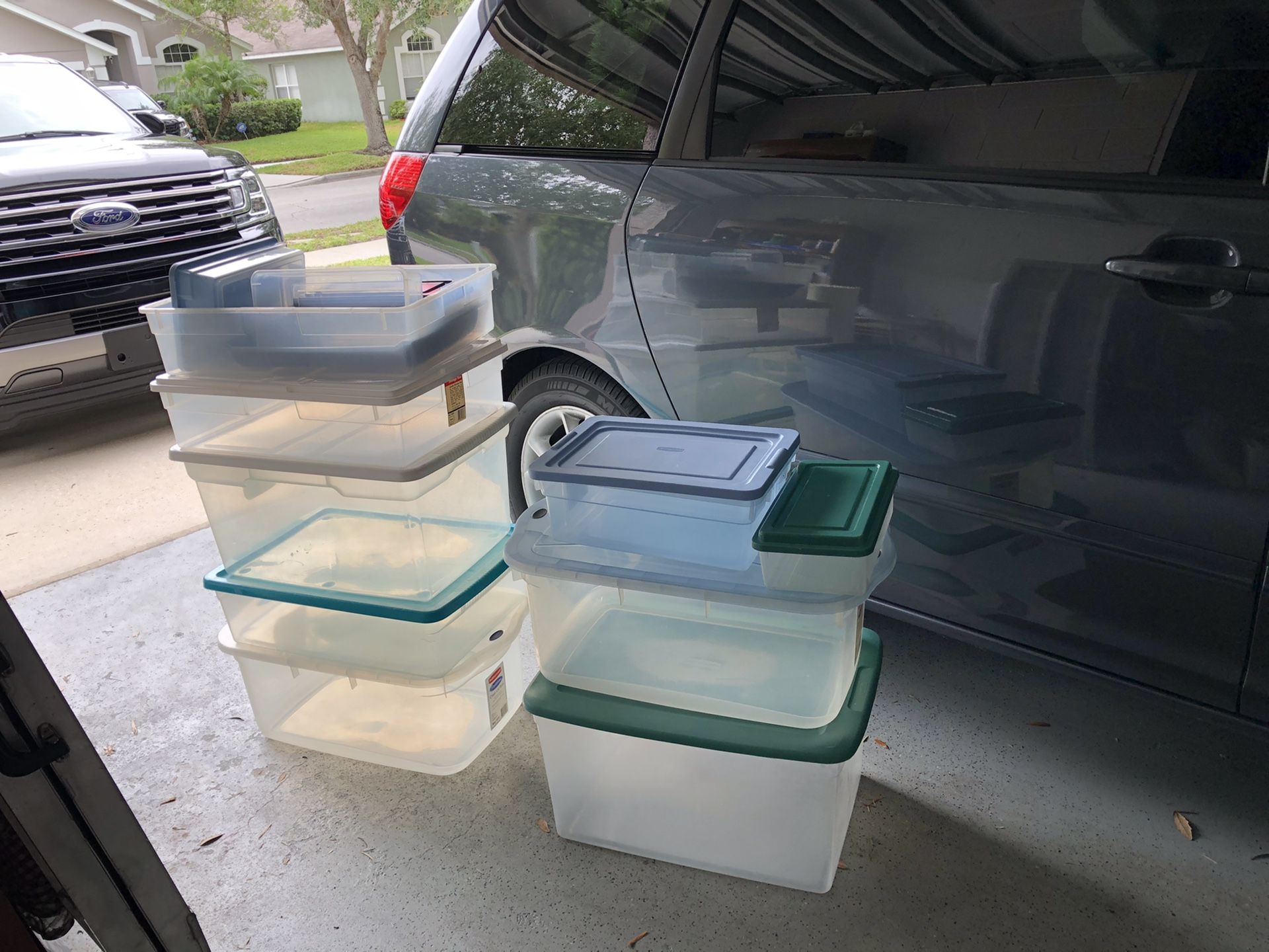 Lot of sterlite and Rubbermaid storage containers