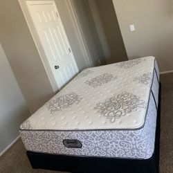 QUEEN BEAUTYREST LEGEND MATTRESS AND FREE BOX SPRING