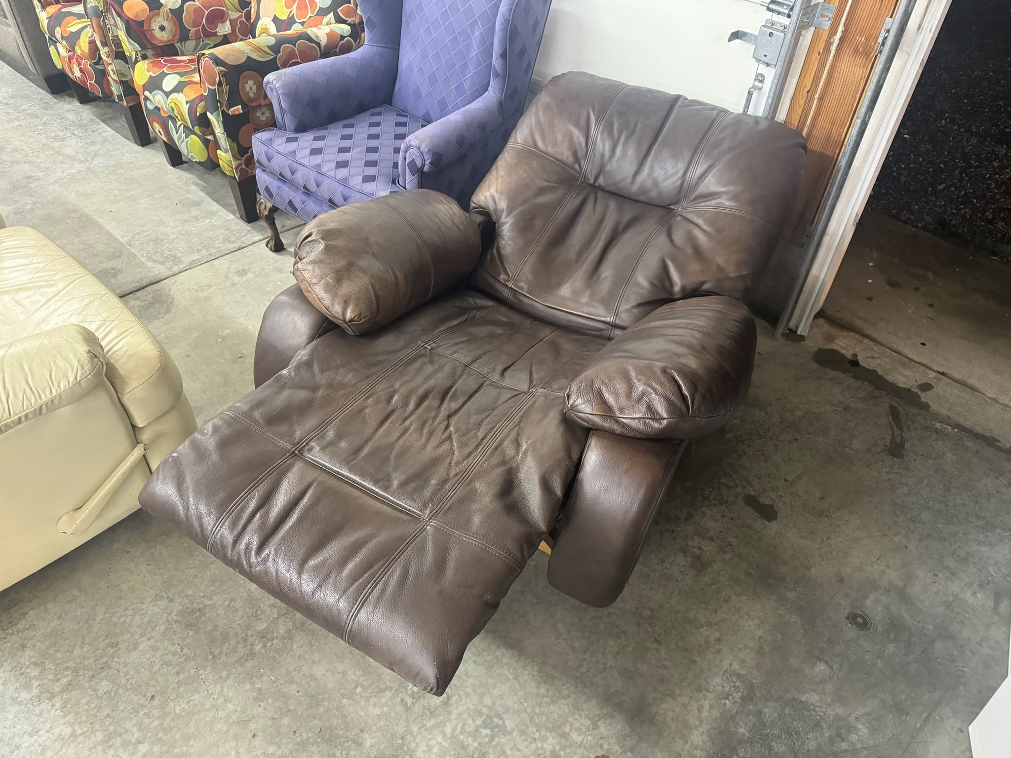 Electric Reclining Chair (WE DELIVER)