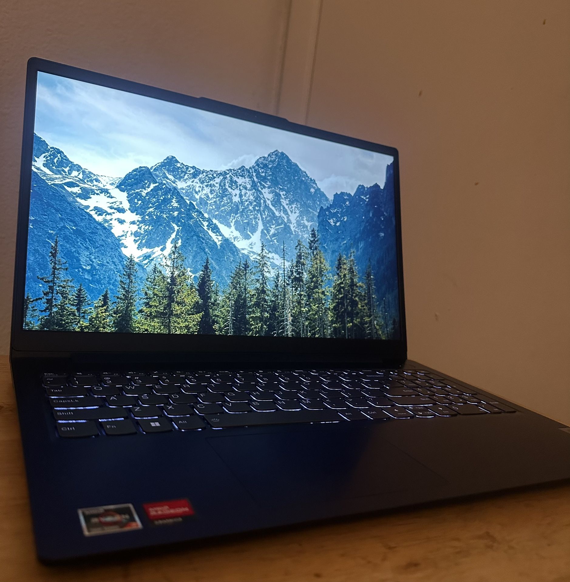 Lenovo IdeaPad Slim 3 (Ryzen 7 / 16GB / 512GB SSD) – Great Condition – Minor Screen Bleed