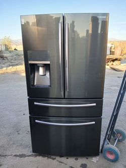 Samsung French door refrigerator/3 months of warranty and free local delivery
