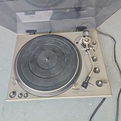Technics SL-1300 DIRECT DRIVE TURNTABLE 