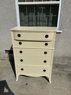 Delivery Available/ Vintage Cream 5 drawer wood dresser