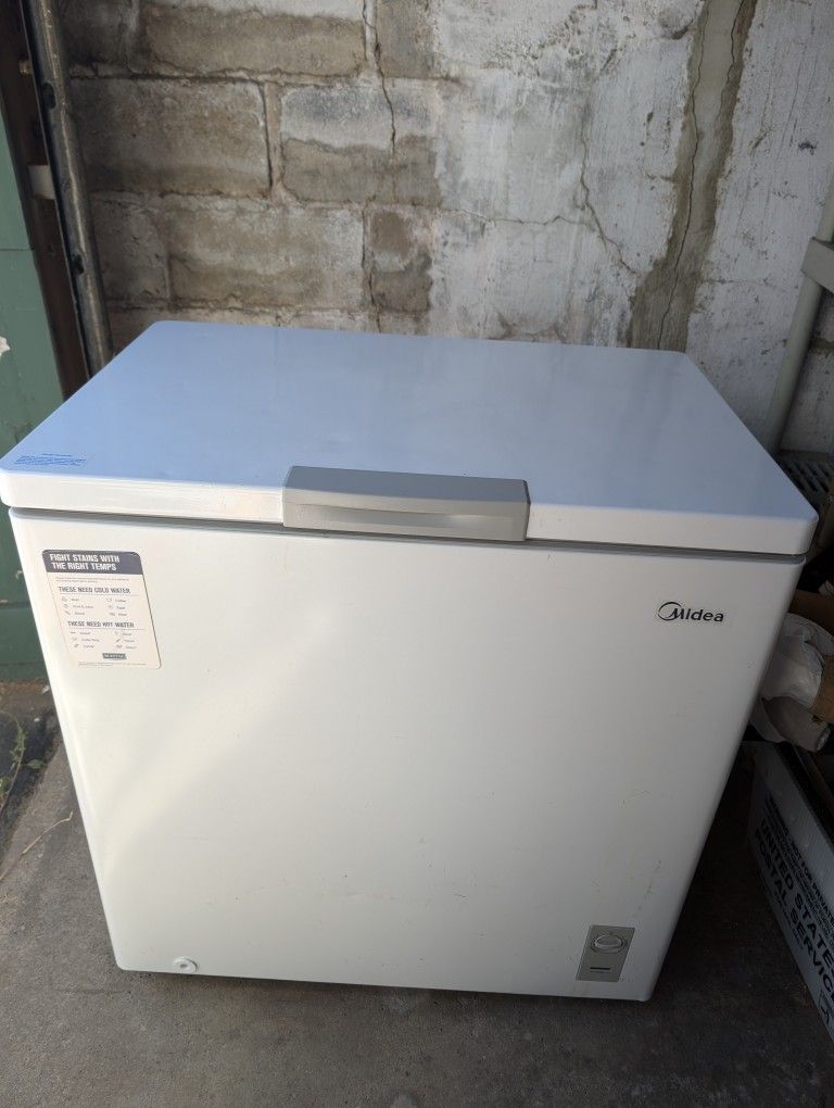 Midea Chest Freezer with Light β 7.0 cu. ft. (Model MRC07M6AWW)