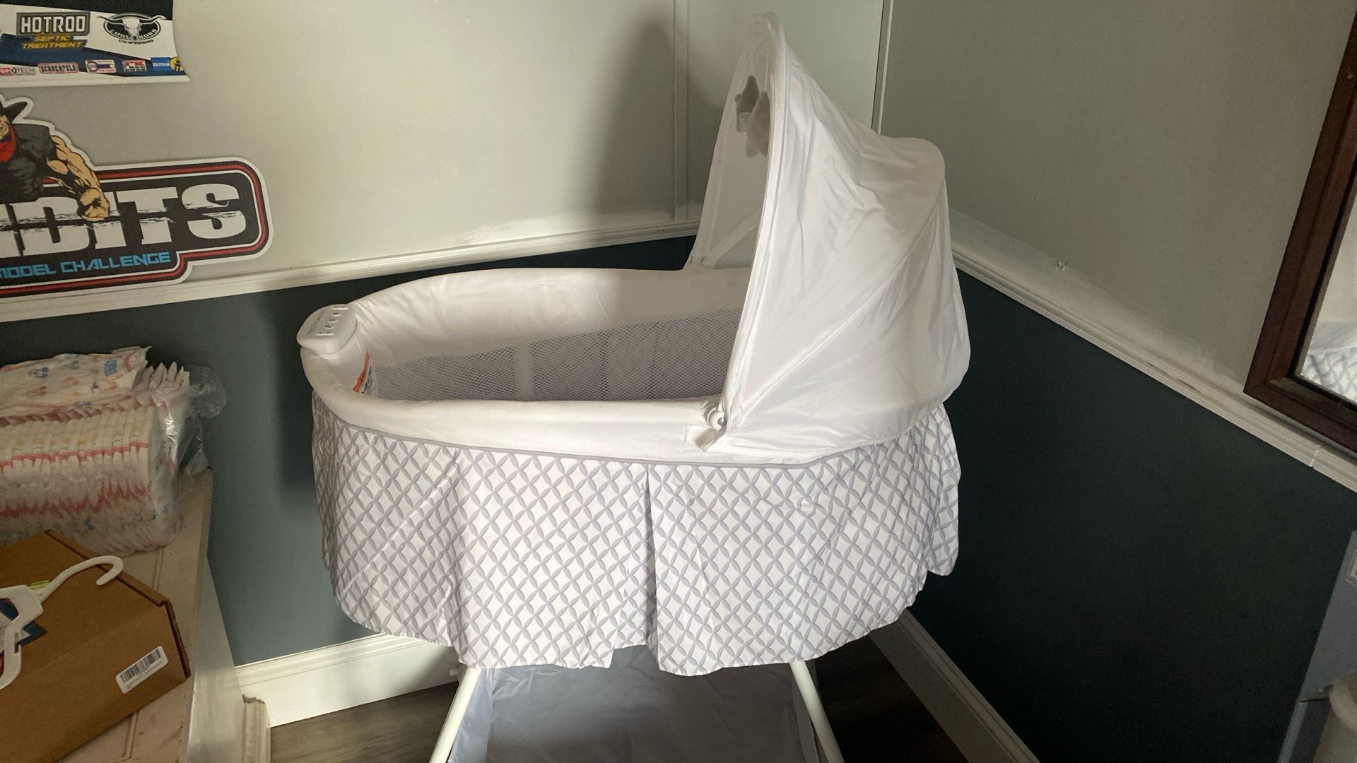 Delta Children Deluxe Soothing Dreams Bassinet