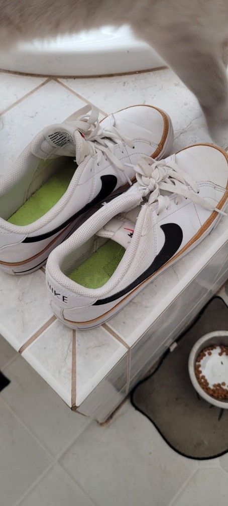 Nike Court Legacy Womans Size 8
