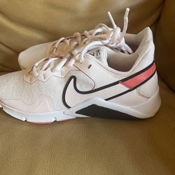 Brand New Women’s Nike - Size 7