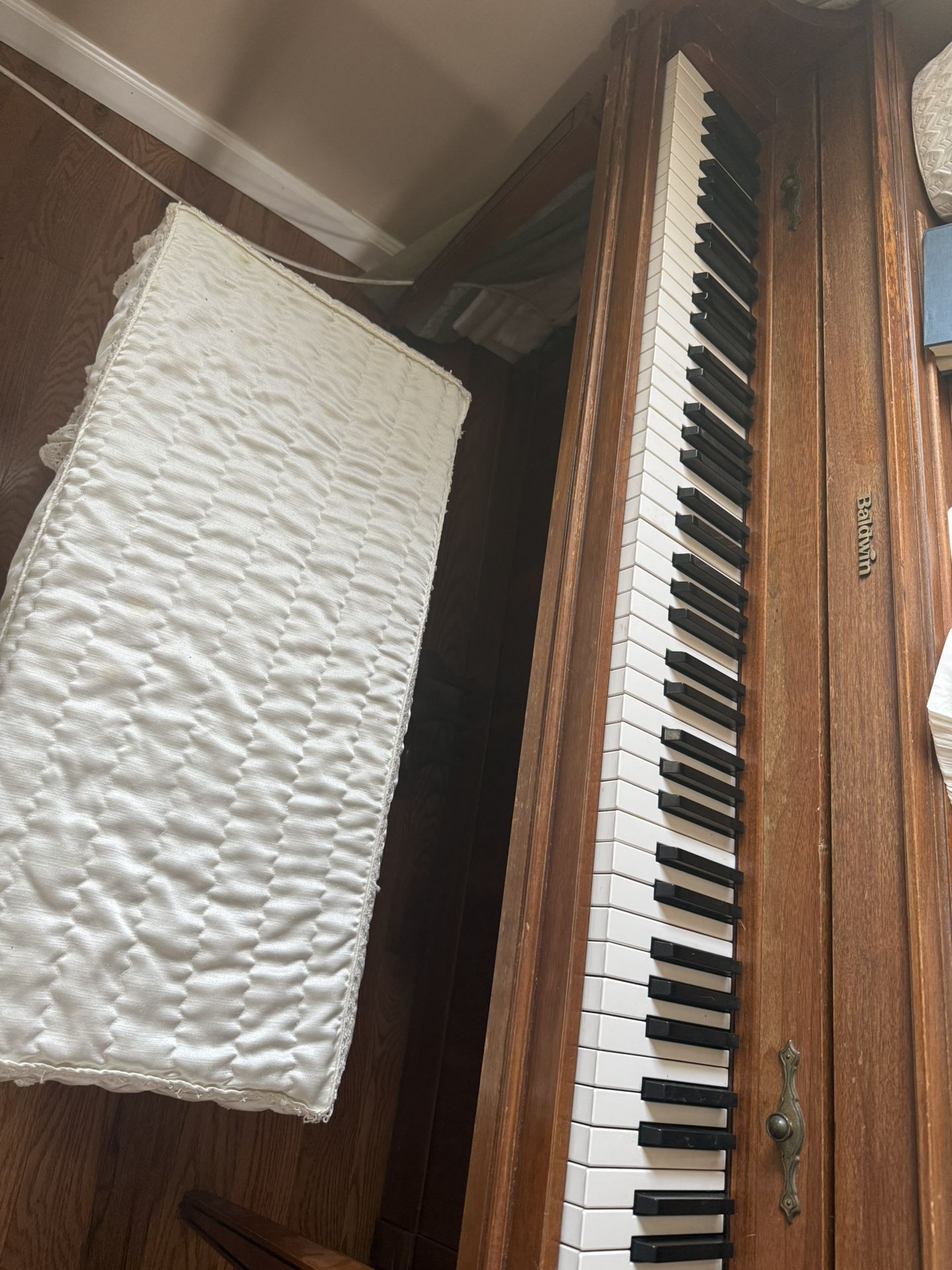 Baldwin Piano And Piano Seat