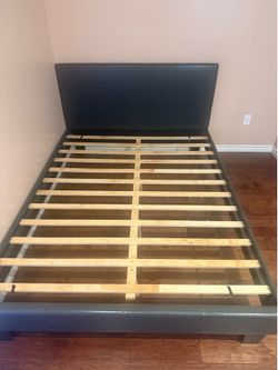Queen bed in great condition