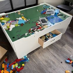 Activity Table Melissa And Doug (LEGOS NOT INCLUDED)