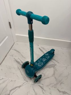 Three Wheel Foldable Kids Scooter. Patinete Infantil Plegable De Tres Ruedas