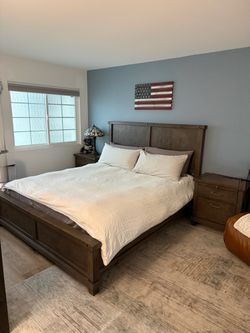 Rustic Wood CalKing Bedroom Set with Two Nightstands