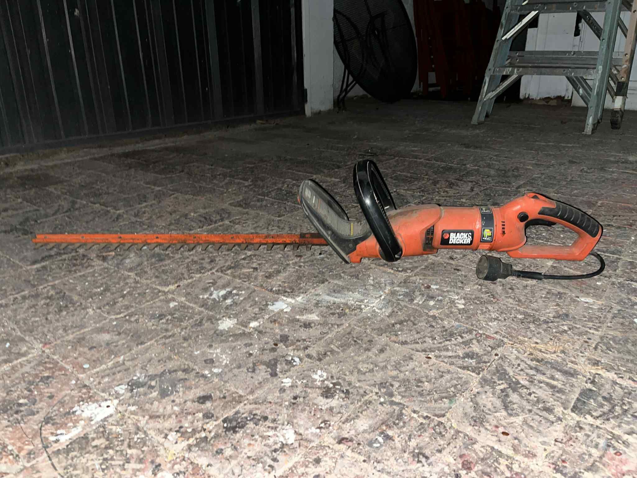 Black+Decker 24 in. 3.3 Amp Corded Dual Action Electric Hedge Hog Trimmer
