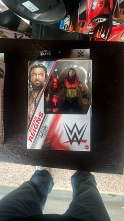 Mattel WWE Top Picks Elite Action Figure & Accessories Set, Roman Reigns 6-inch Collectible with Swappable Hands, Ring Gear & 25 Articulation Points