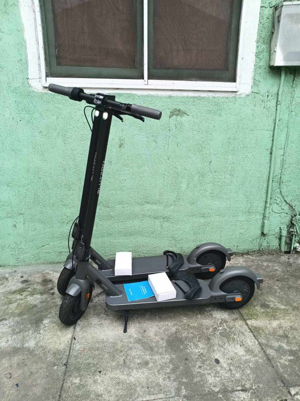 New Blutron Electric Scooter Super Fast Has 3 Different Speed N Battery Last Up To 40 Miles 300 Each