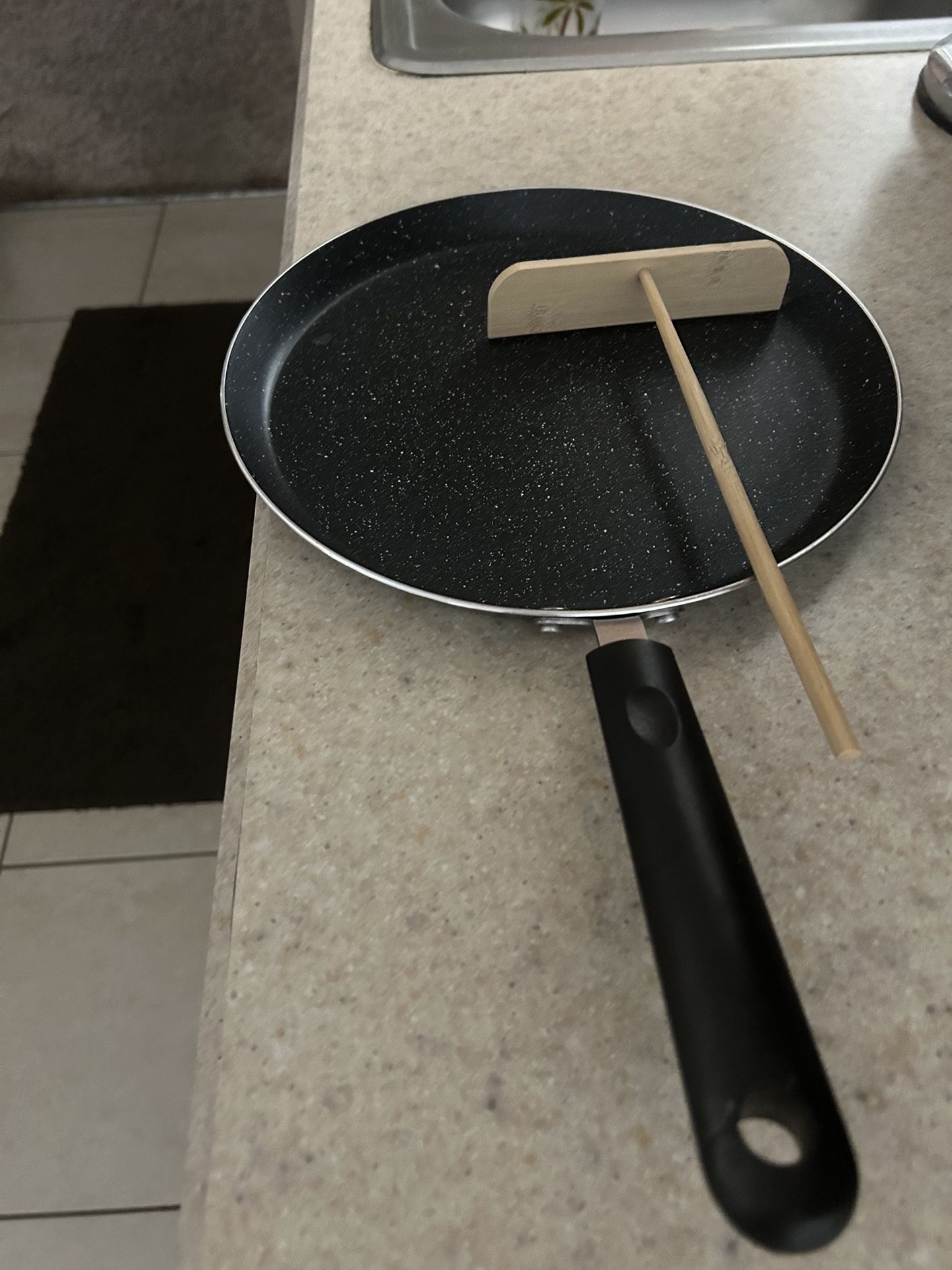 10 Inch Crepes Nonstick Pan With Spreader Selling 25.00 Never Used