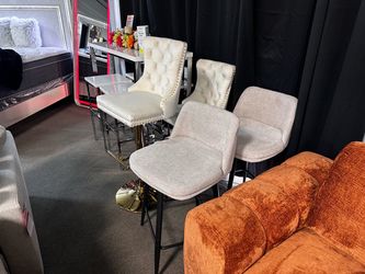 Stunning barstools! 🏠📦 More colors available!