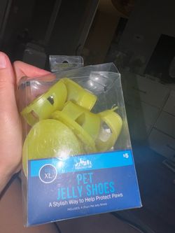 Pet jelly shoes protect paws